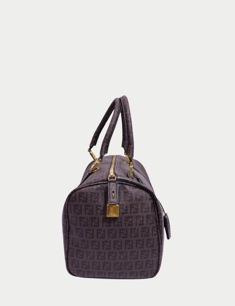 Fendi Vintage Zucca Canvas Boston Henkeltasche


Ergänzen Sie Ihre Garderobe mit dieser authentischen Vintage-Handtasche im Boston-Stil von Fendi um ein gewagtes Designer-Statement. Diese zeitlose Silhouette ist aus dem charakteristischen braunen