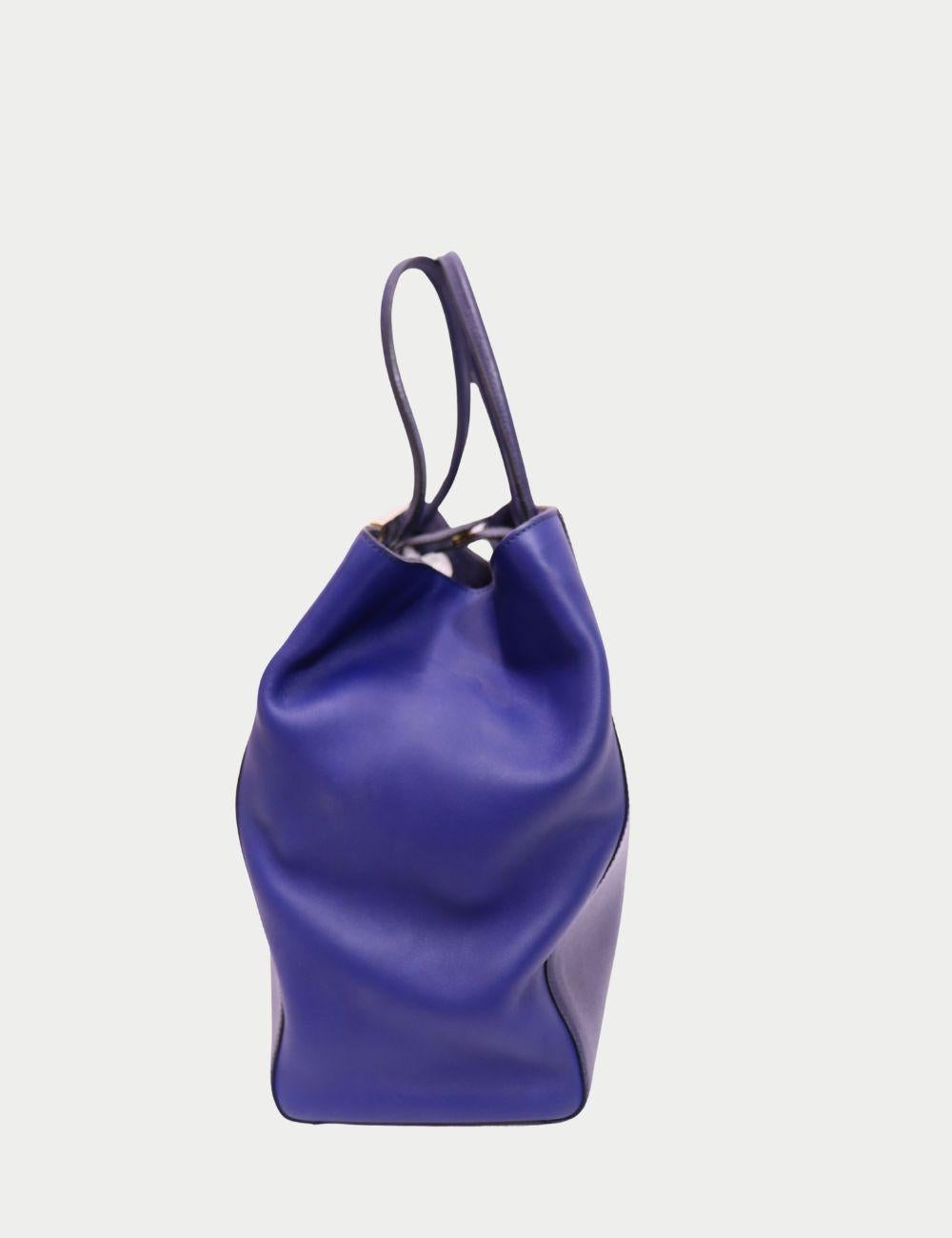 Fendi 3Jours Tote aus blauem Leder 

Die kühne und strukturierte 3Jours Tote von Fendi aus blauem Leder ist eine moderne Ikone des italienischen Luxus. Diese Tasche aus glattem, strukturiertem Kalbsleder in den Farben Navy und Kobalt ist mit