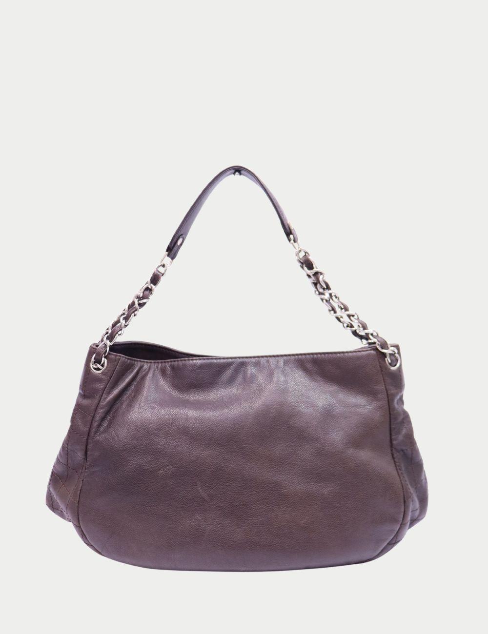 Borsa Hobo Chanel in pelle di caviale marrone - Tracolla a catena e logo CC


Il classico incontra il casual in questa lussuosa borsa hobo marrone di Chanel. Realizzata in morbida pelle di caviale in una tonalità cioccolato intenso, questa
