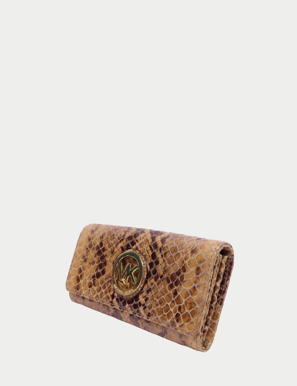 Cartera Michael Kors de piel con relieve de serpiente en marrón


Luce una sofisticación feroz con esta cartera Michael Kors con grabado de serpiente, confeccionada en piel marrón brillante con un lujoso acabado texturizado. La silueta alargada