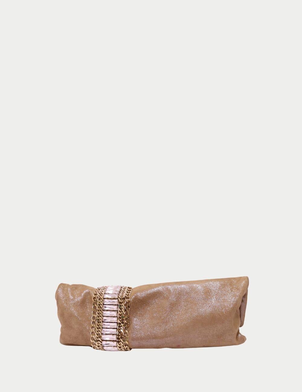 Jimmy Choo Embrague de Cristal Brillante Dorado

Acapara todas las miradas con este radiante bolso de Jimmy Choo, confeccionado en brillante ante dorado champán, esta pieza única es todo glamour, sin concesiones. ¿Lo más destacado? Un adorno central