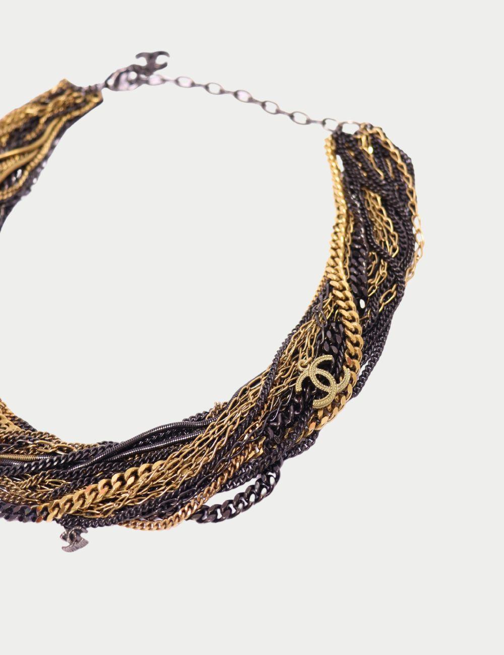Chanel Vintage Collar Multicadena Logo CC - Oro y Negro

Eleva tu juego de joyas con este icónico collar multicadena vintage de Chanel. Con una lujosa mezcla de cadenas doradas y negras, esta atrevida pieza está perfectamente colocada en capas y