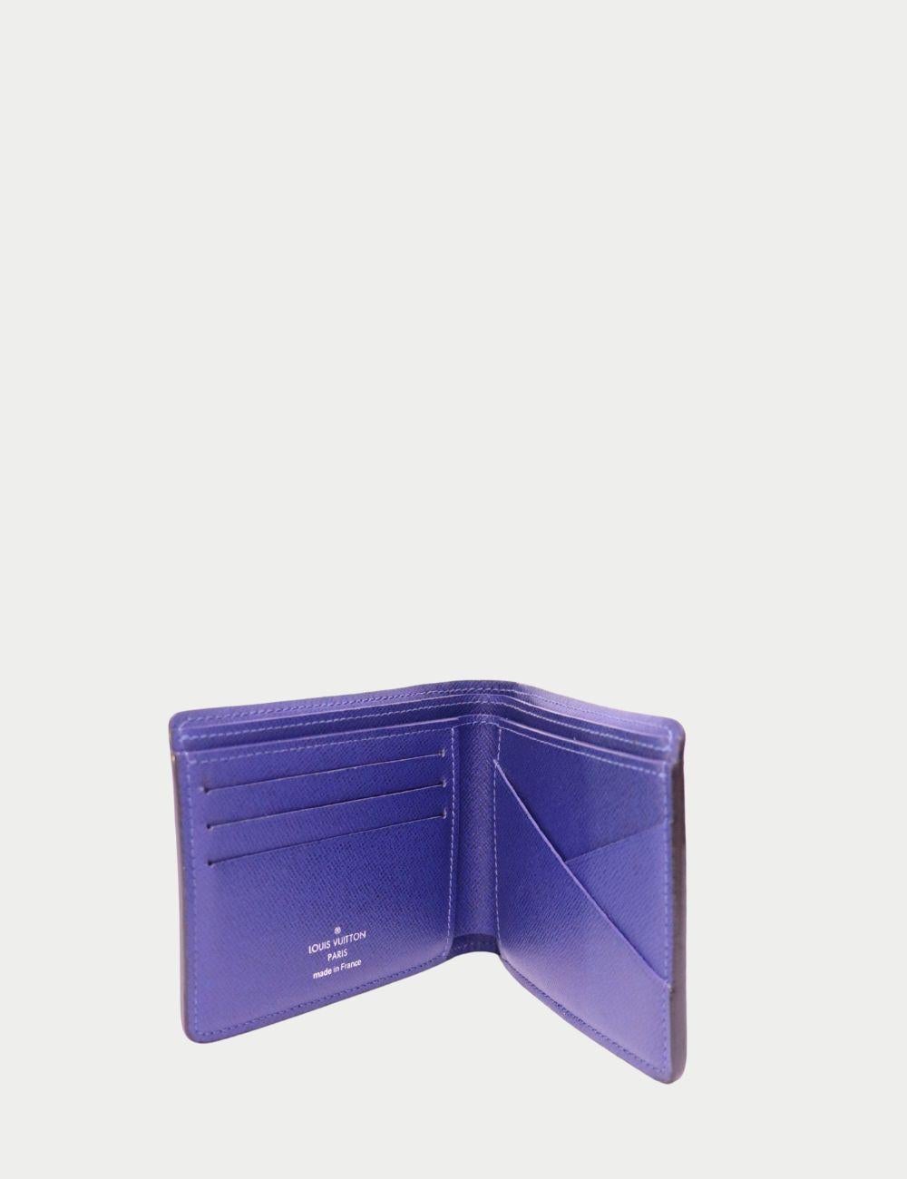 Portafoglio Bifold Louis Vuitton Uomo Blu Monogram - Edizione Limitata


Aggiungi un tocco vivace ai tuoi accessori con questo portafoglio bifold da uomo Louis Vuitton in tela Monogram blu. Realizzato in pelle rivestita di prima qualità, questo