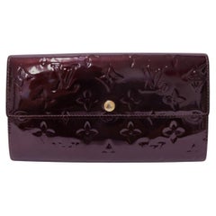 Portefeuille long Louis Vuitton Sarah, en cuir verni Monogram Vernis couleur Amarante
