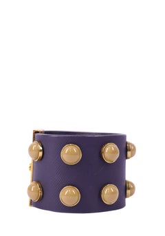 Pulsera ancha llamativa de Tory Burch, de cuero morado con detalles dorados