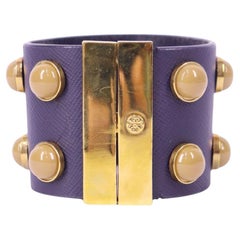 Pulsera ancha llamativa de Tory Burch, de cuero morado con detalles dorados