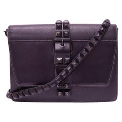 Sac à bandoulière « City Calf Elektra » de Prada, orné de clous et de finitions en cuir Saffiano