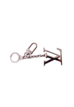 Pendentif pour sac et porte-clés Louis Vuitton avec initiales « LV » couleur argentée