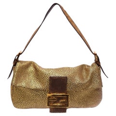 Fendi Baguette-Umhängetasche in Metallic-Gold