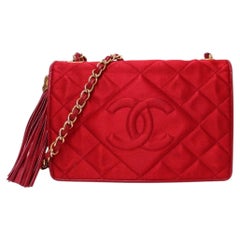 Chanel Vintage rote, gesteppte Satin-Umhängetasche mit CC-Logo, Quasten und Kette