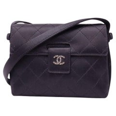 Sac à bandoulière Chanel noir matelassé en satin, avec motif CC en cristaux et rabat