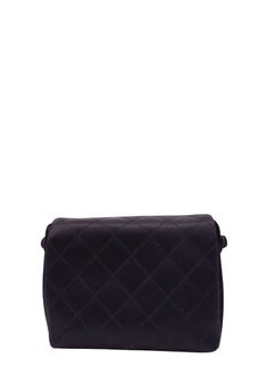 Sac à bandoulière Chanel noir matelassé en satin, avec motif CC en cristaux et rabat