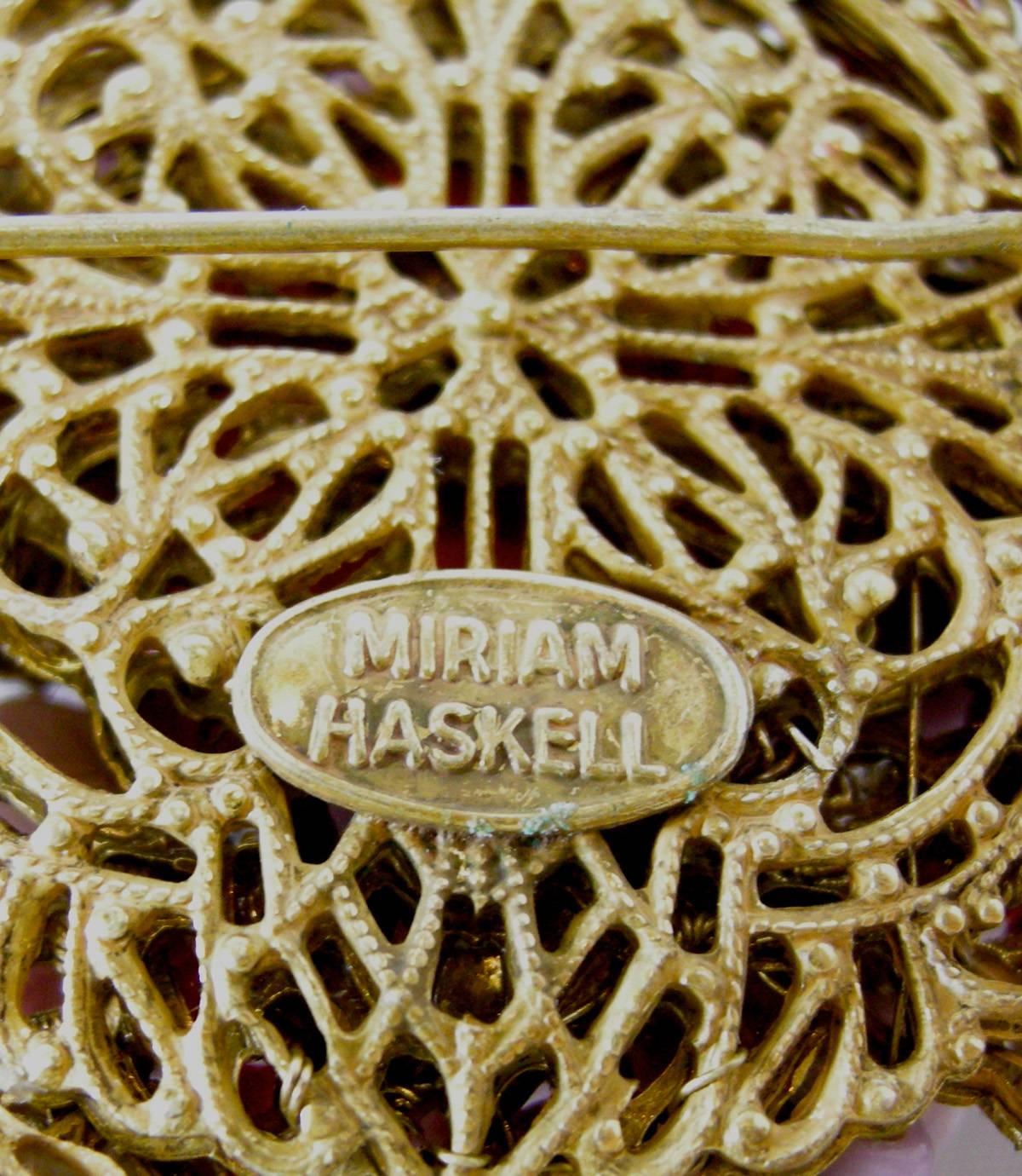 Vintage 1940s Signed Miriam Haskell Coral Glass & Faux Pearl Floral Pin für Damen oder Herren im Angebot