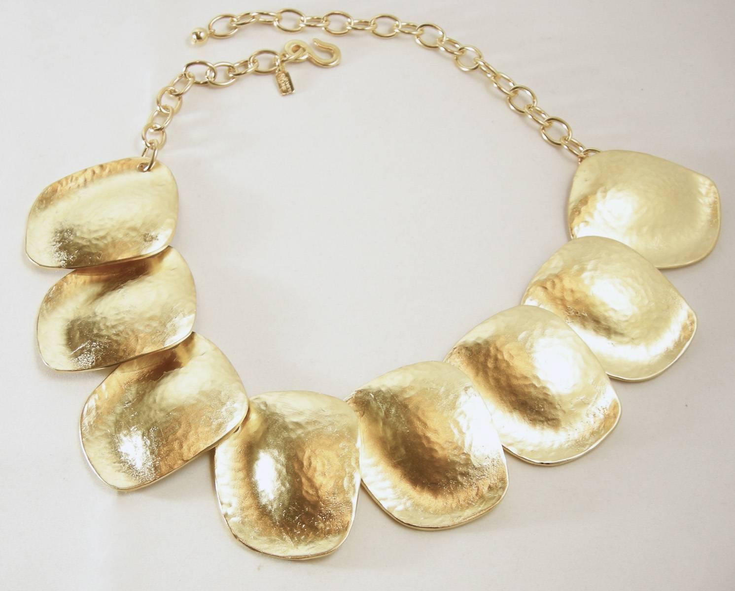 Signed Kenneth Jay Lane Mottled disk Gold-Tone Necklace In Excellent Condition In New York, NY