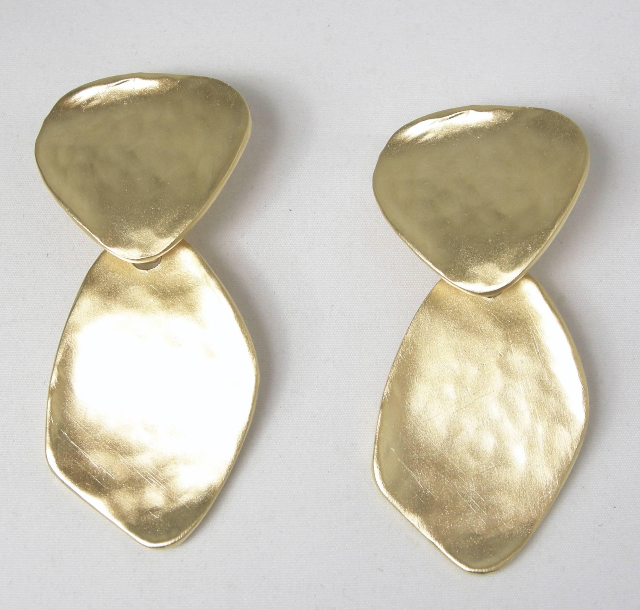 These signed Kenneth Jay Lane earrings feature a mottled design in a gold-tone setting.  In excellent condition, these clip earrings measure 2 5/8” x 1 1/4” and are signed “Kenneth Lane”.