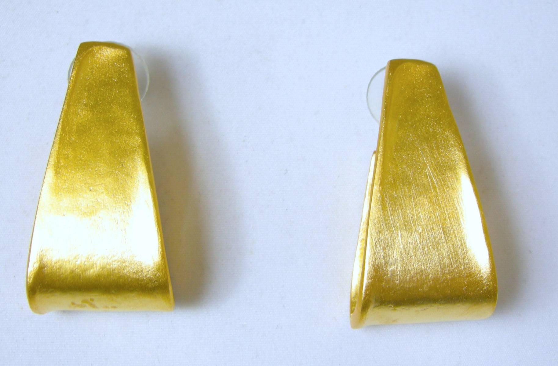 These  Kenneth Jay Lane earrings feature a mottled 2-sided design in a gold-tone setting.  In excellent condition, these pierced earrings measure 1 5/8” x 3/4” and are stamped “Kenneth Lane”.