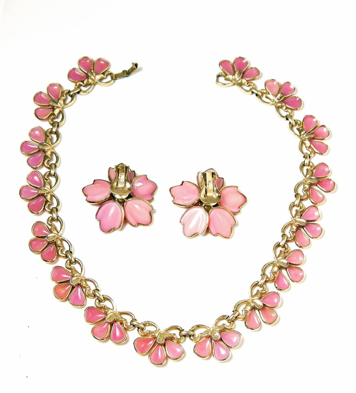 Rare Vintage 1940s Trifari Moulded Glass Floral Necklace & Earrings In Excellent Condition In New York, NY