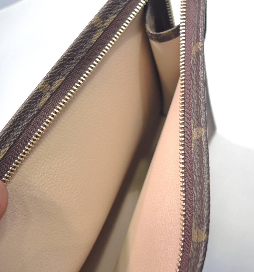 Diese signierte Louis Vuitton-Handtasche hat die perfekte Größe, um alle Reiseutensilien zu verstauen oder für Schlüssel, Lippenstift und andere wichtige Dinge zu verwenden.  Es misst 6