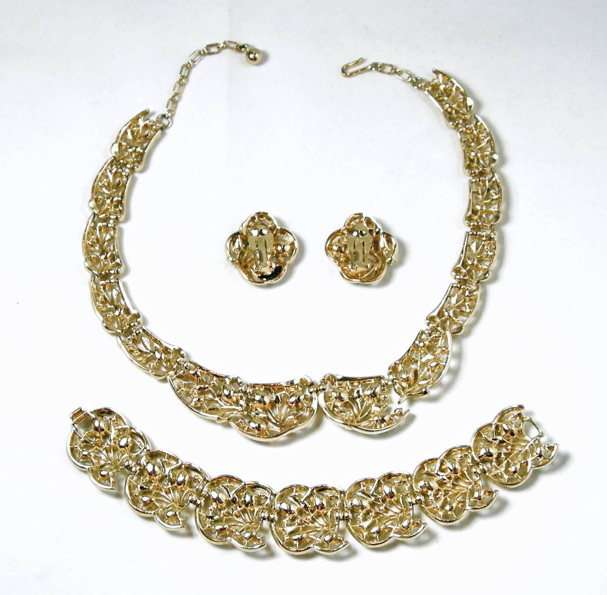 Vintage 1960s Trifari Green Necklace, Bracelet and Earrings Set In Excellent Condition In New York, NY
