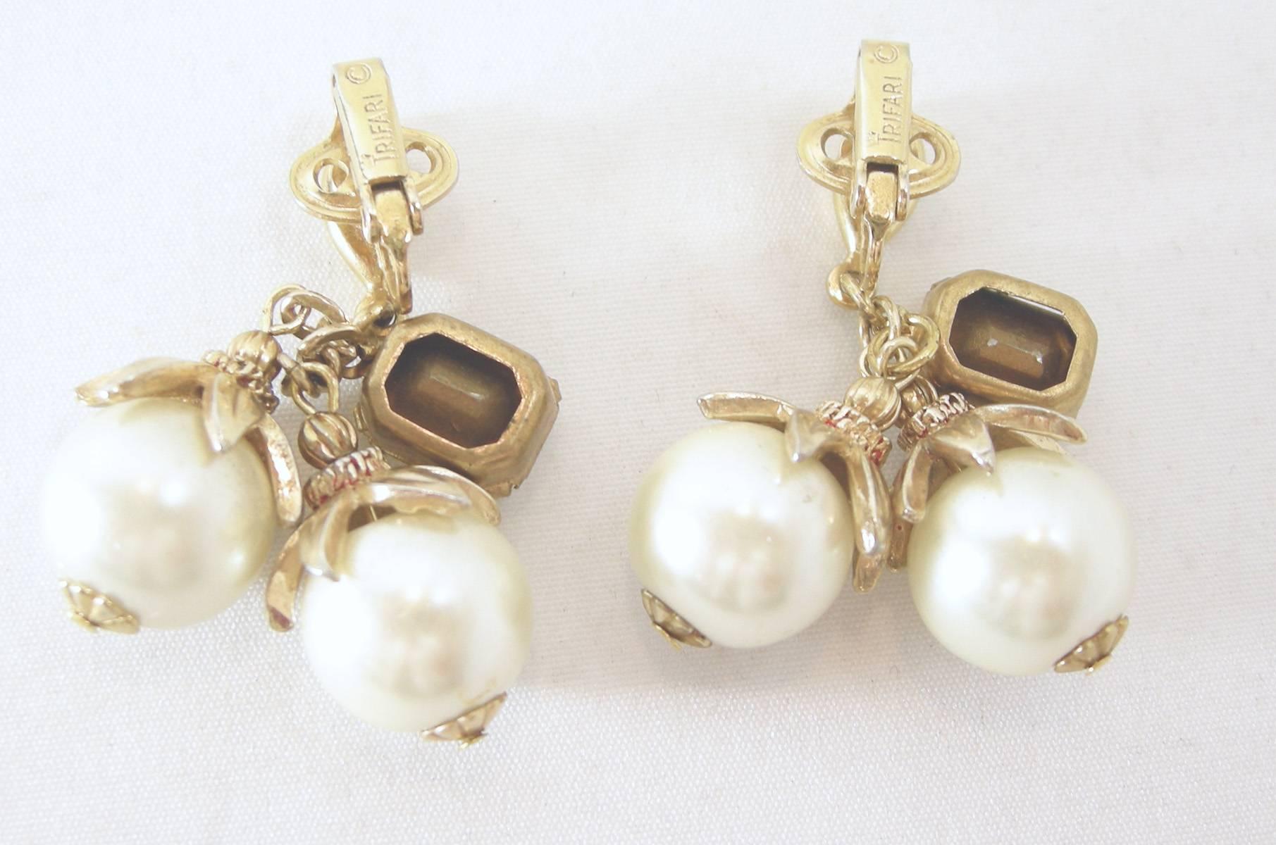 Vintage Signed Trifari Pearl Drop Clip Earrings In Excellent Condition In New York, NY