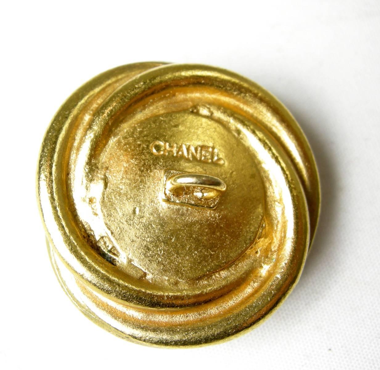 Boutons Vintage signés Chanel en fausse perle Excellent état - En vente à New York, NY