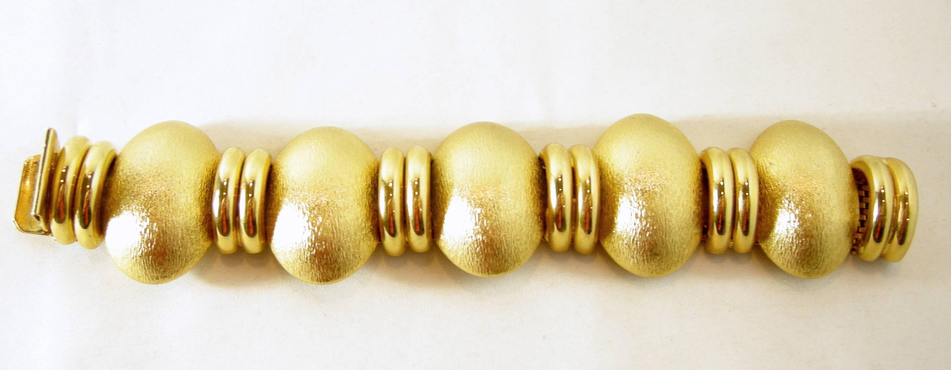 Vintage Stylish Chunky Dome Bracelet In Excellent Condition For Sale In New York, NY