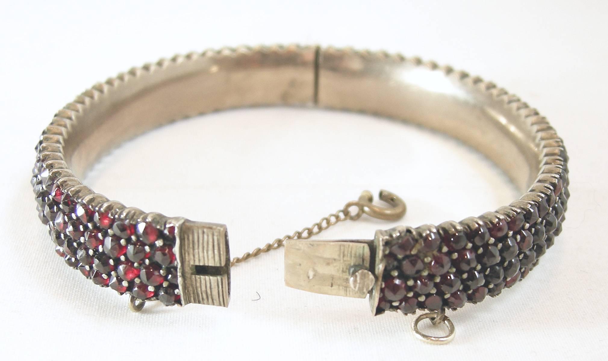 Victorian 1900s Edwardian Garnet Cuff Bracelet In Excellent Condition In New York, NY