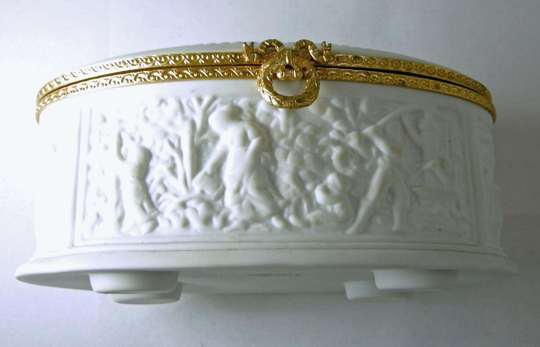 Vintage White Limoges Hinged Box In Excellent Condition In New York, NY