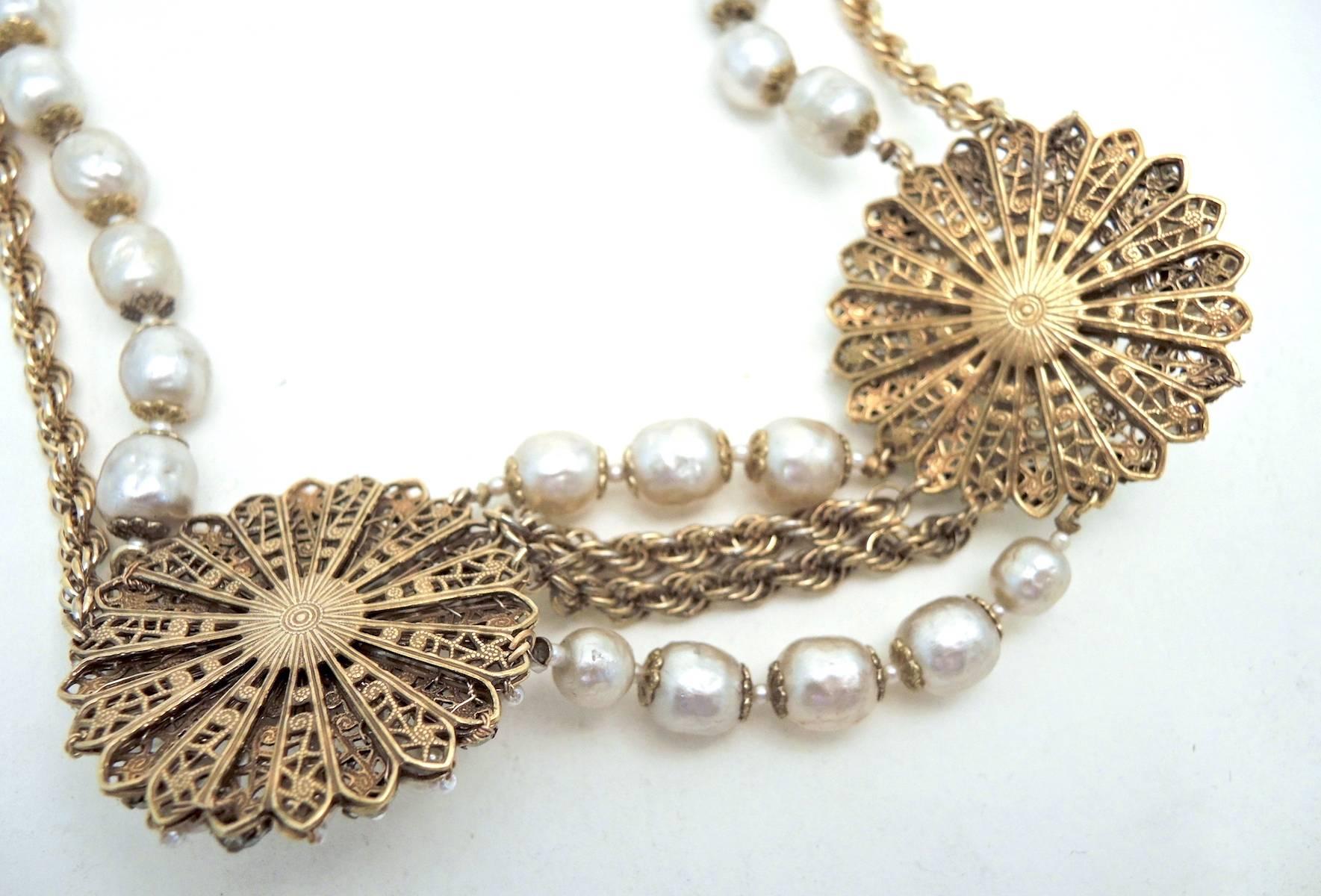 Vintage 1940s Miriam Haskell Double Medallion Faux Baroque Pearl Necklace   In Excellent Condition In New York, NY