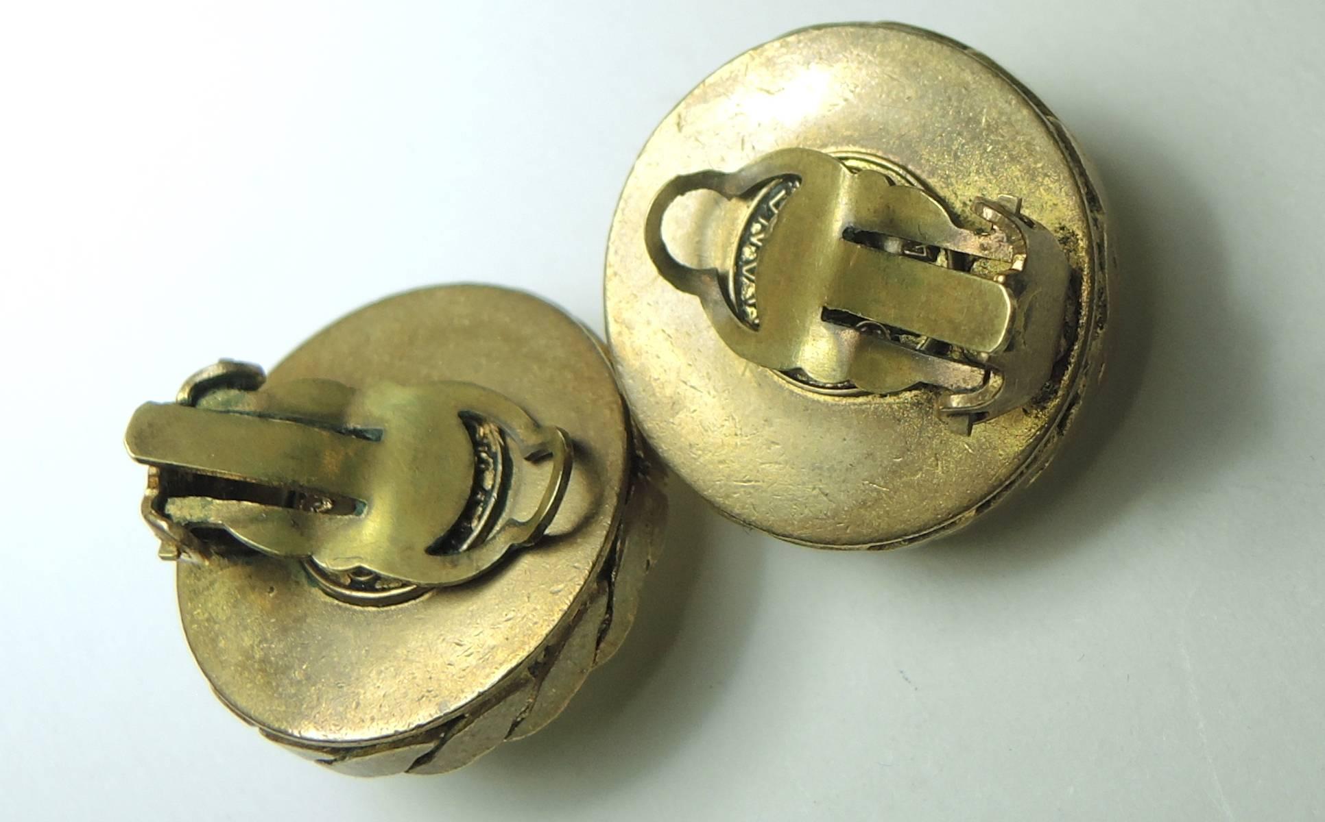 Vintage Chanel 1984 Faux Baroque Pearl Button Earrings In Excellent Condition For Sale In New York, NY