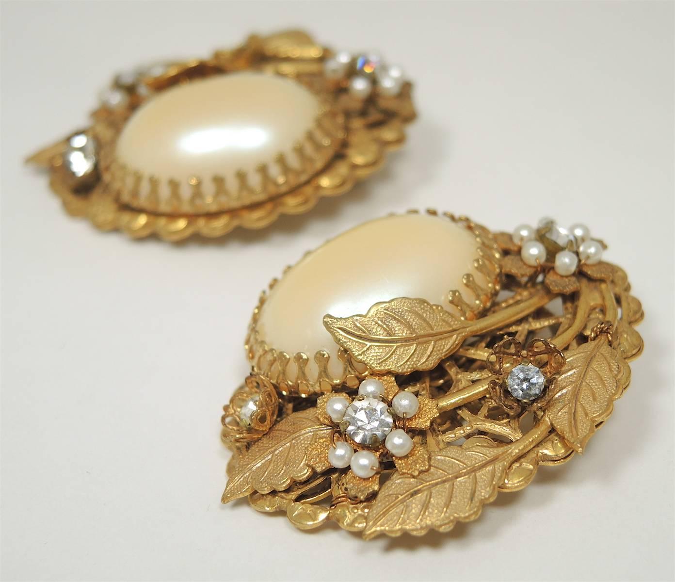 Vintage Faux Pearl & Golden Leaves Earrings In Excellent Condition In New York, NY