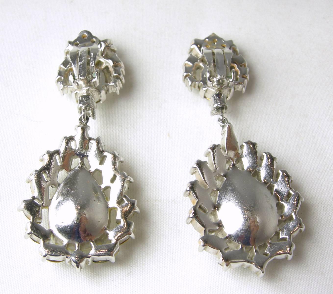 Vintage 1950s Trifari Crystal Drop Earrings In Excellent Condition In New York, NY