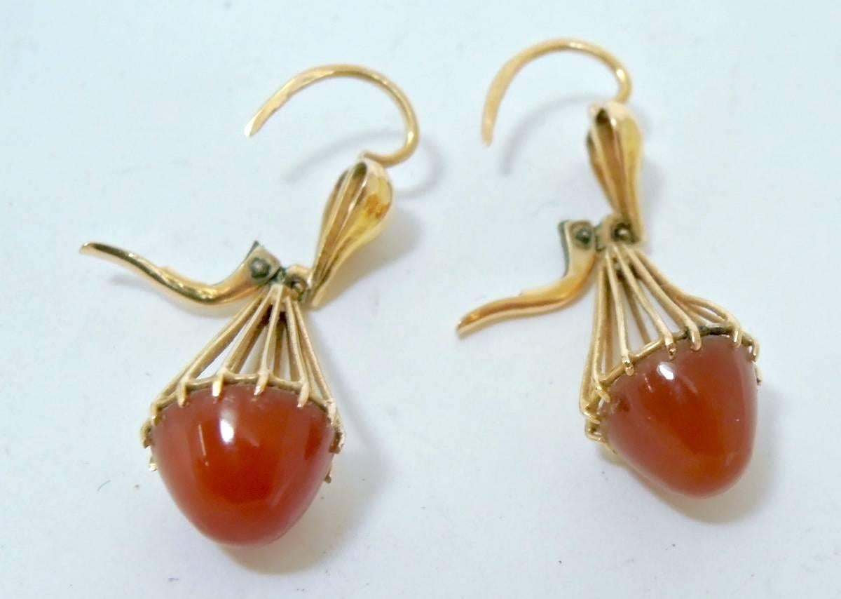 Vintage 18kt Carnelian Bullet Style Cage Drop Clip Earrings In Excellent Condition For Sale In New York, NY