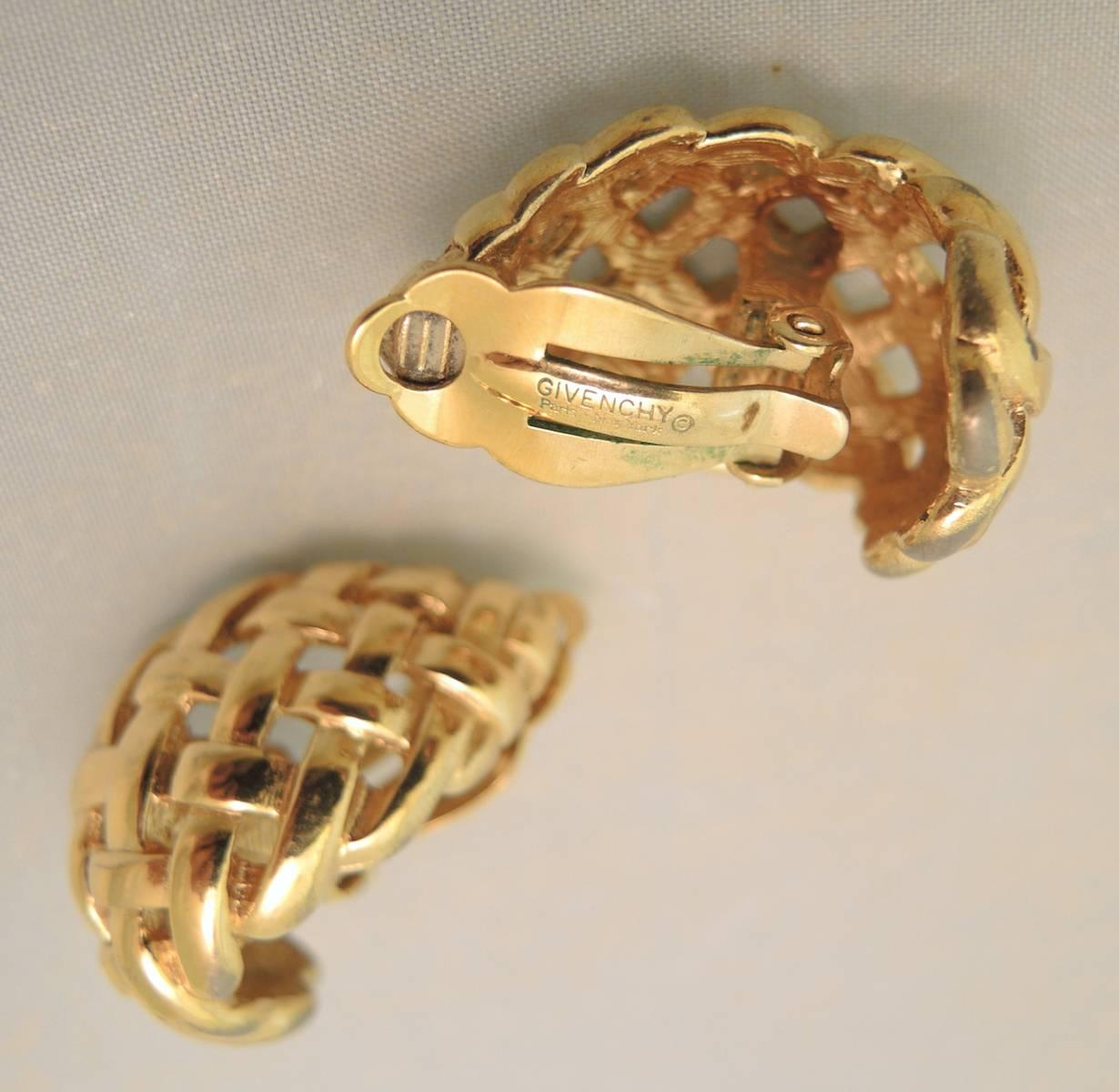 These vintage signed Givenchy earrings feature a shrimp shape, basket weave design in a gold tone setting.  These clip earrings measure 1-1/8” x 3/4” and are signed “Givenchy”.  They are in excellent condition.