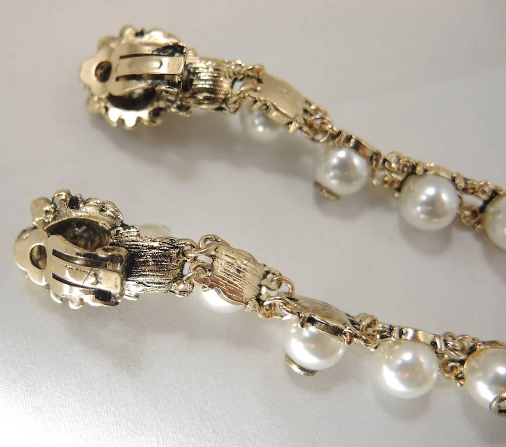 Vintage Lion Head Pearl Dangle Drop Clip Earrings In Excellent Condition In New York, NY