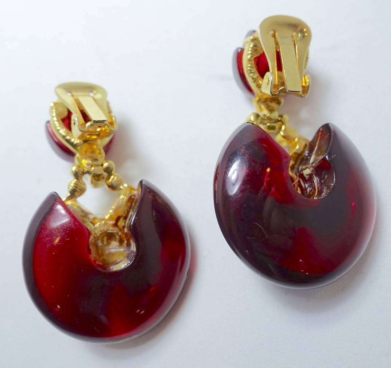 Vintage 1980s French Cranberry & Crystal Drop Earrings In Excellent Condition In New York, NY