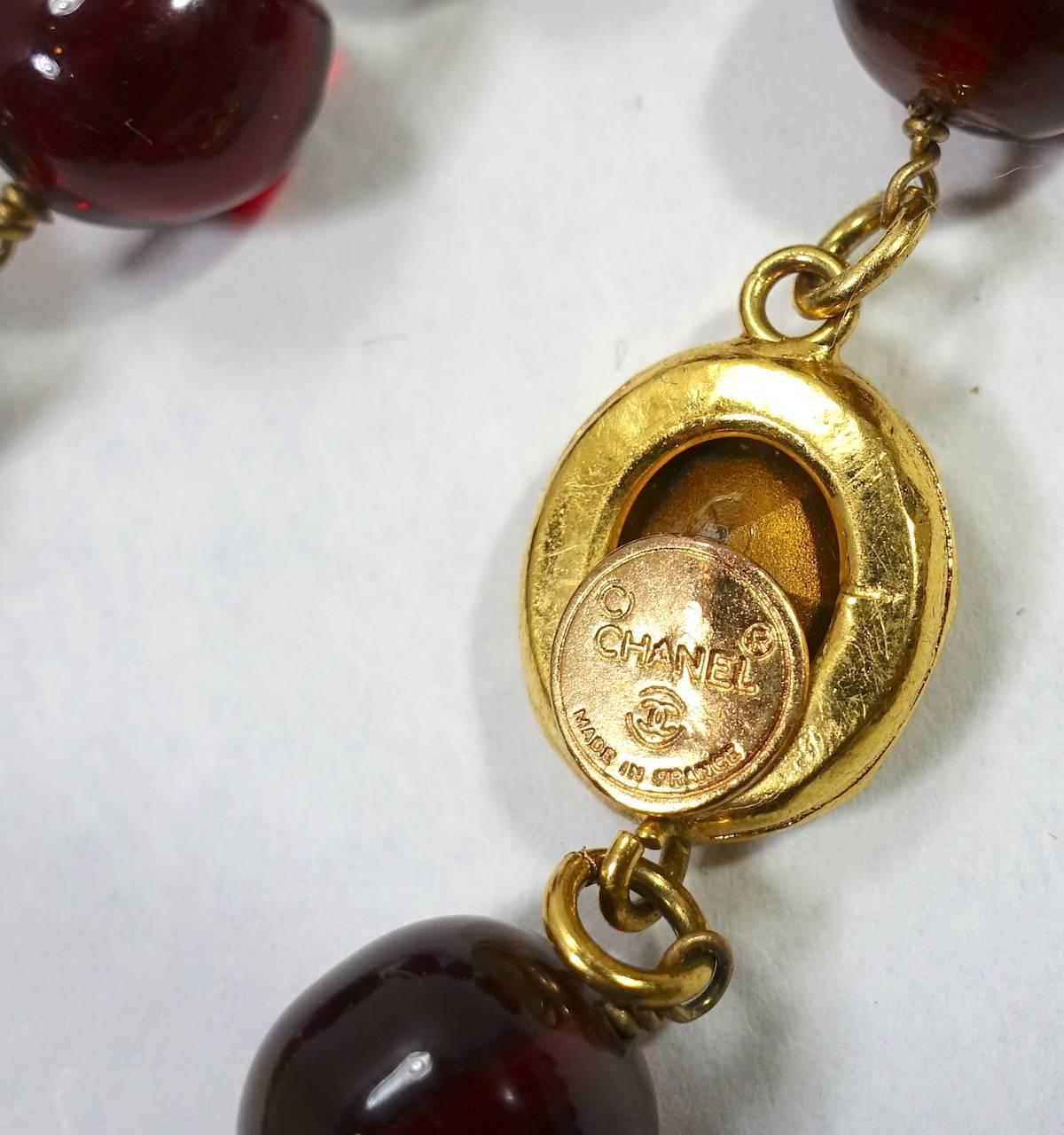 Vintage Signed Chanel 70s Cranberry Gripoix Glass and Crystal Sautoir Necklace In Excellent Condition In New York, NY