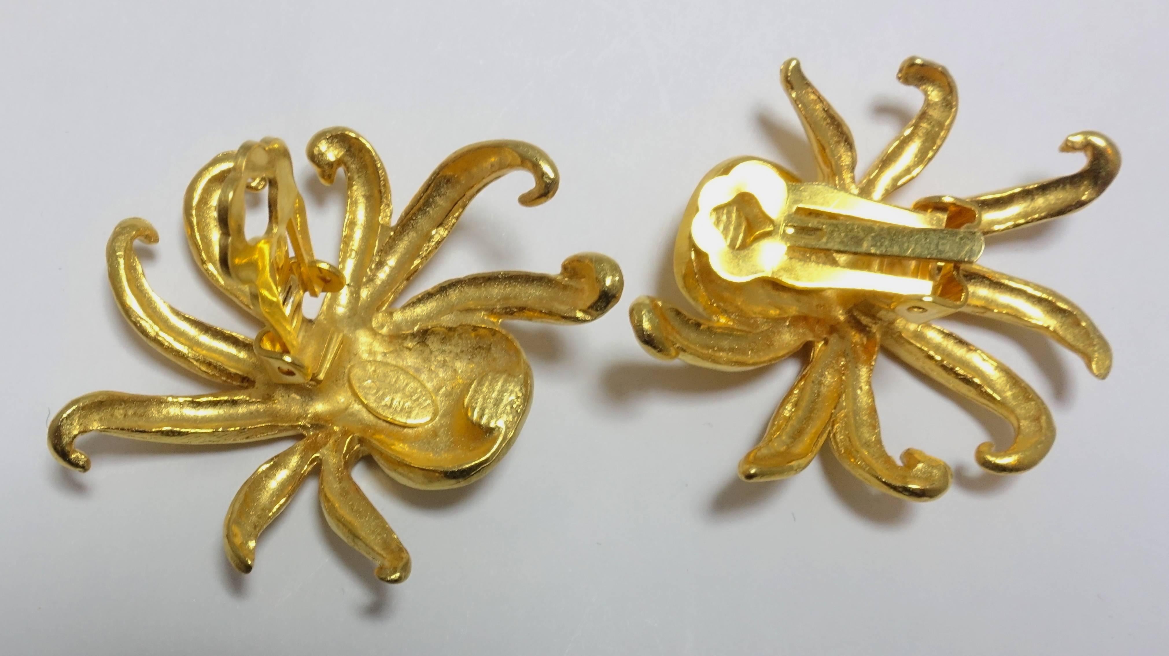 These Kenneth Jay Lane earrings feature an octopus design in a gold tone setting.  These clip earrings measure 1-1/2” x 1-1/2” and are signed “Kenneth Lane”.  They are in excellent condition!