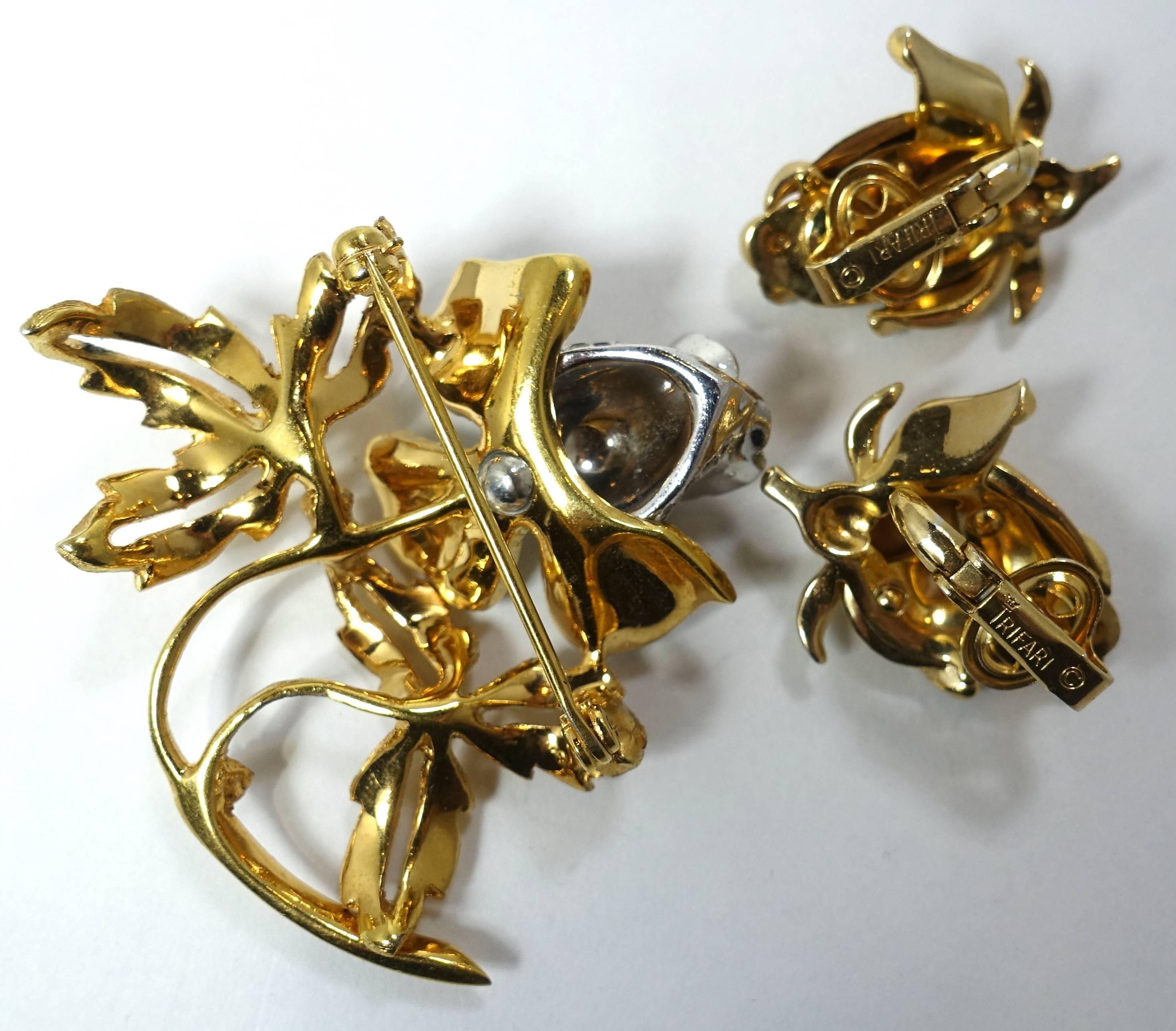 Vintage Signed Trifari Floral Brooch & Earrings Set In Excellent Condition In New York, NY