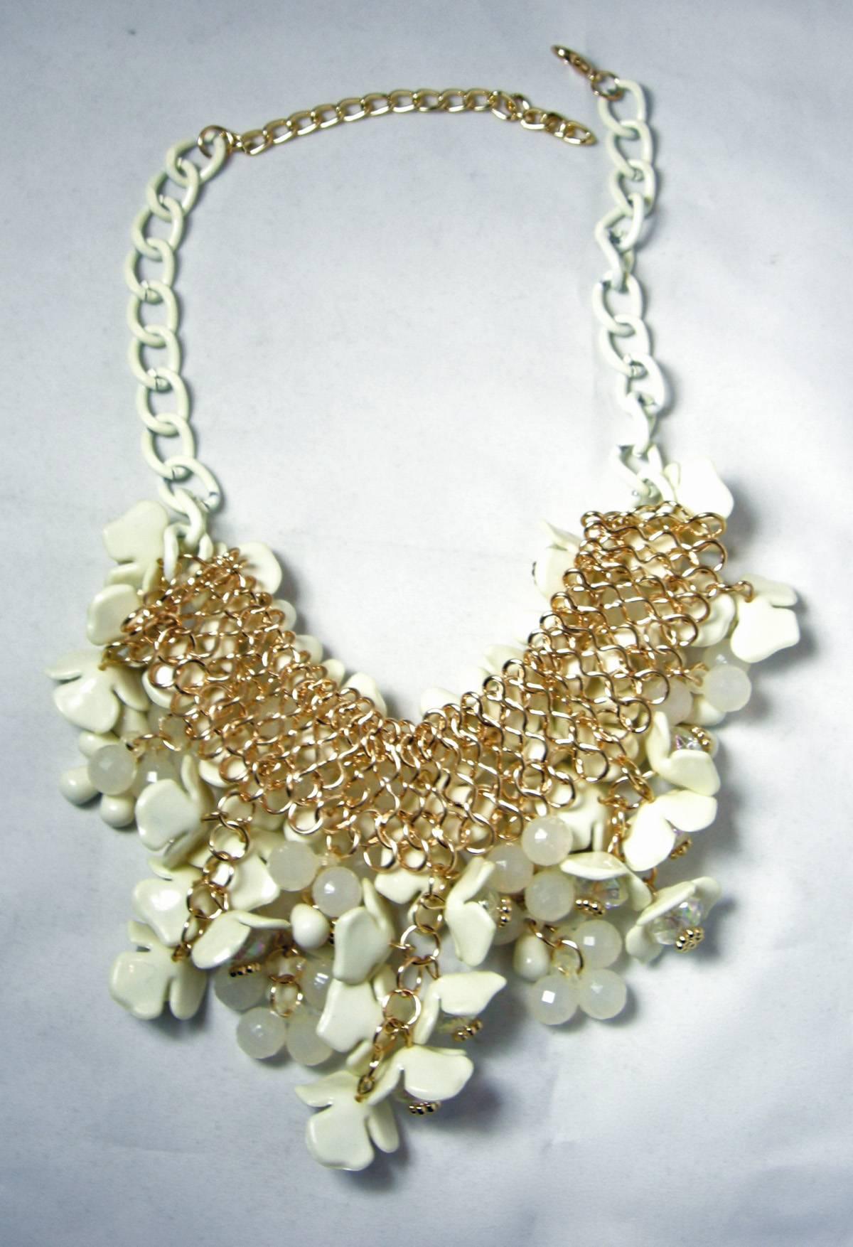 Vintage Floral Bib Necklace In Excellent Condition In New York, NY