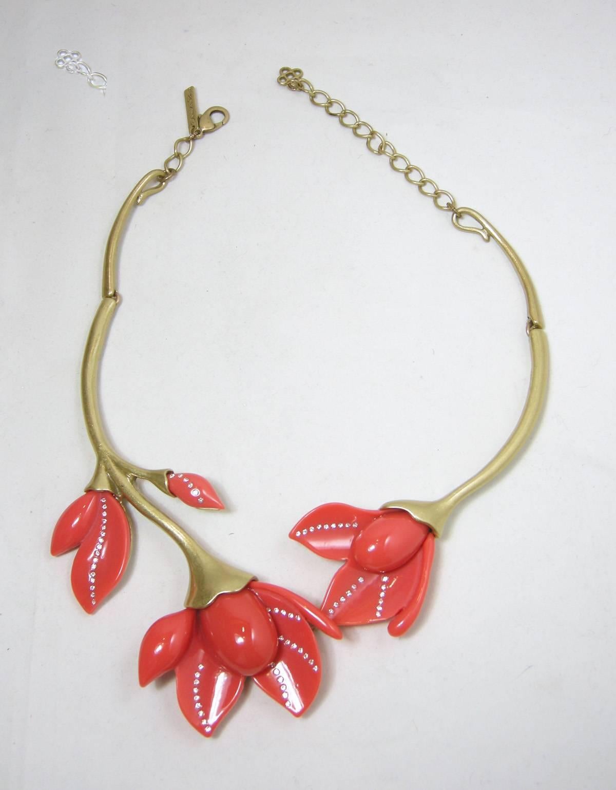 Signed Oscar de la Renta Pink Orchid Lucite Necklace In Excellent Condition In New York, NY