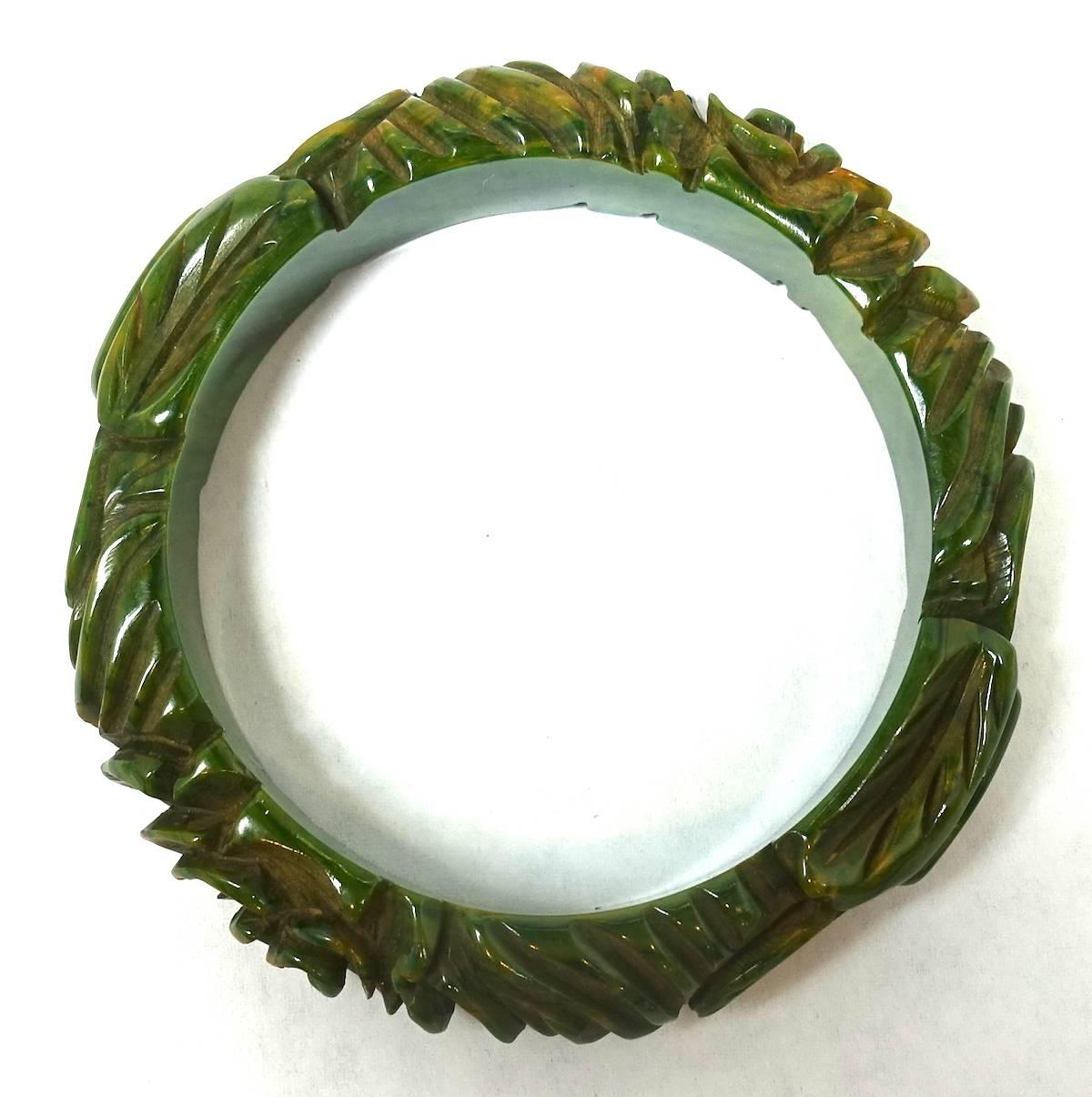 Vintage Deco Heavily Carved Green Bakelite Bangle Bracelet In Excellent Condition In New York, NY