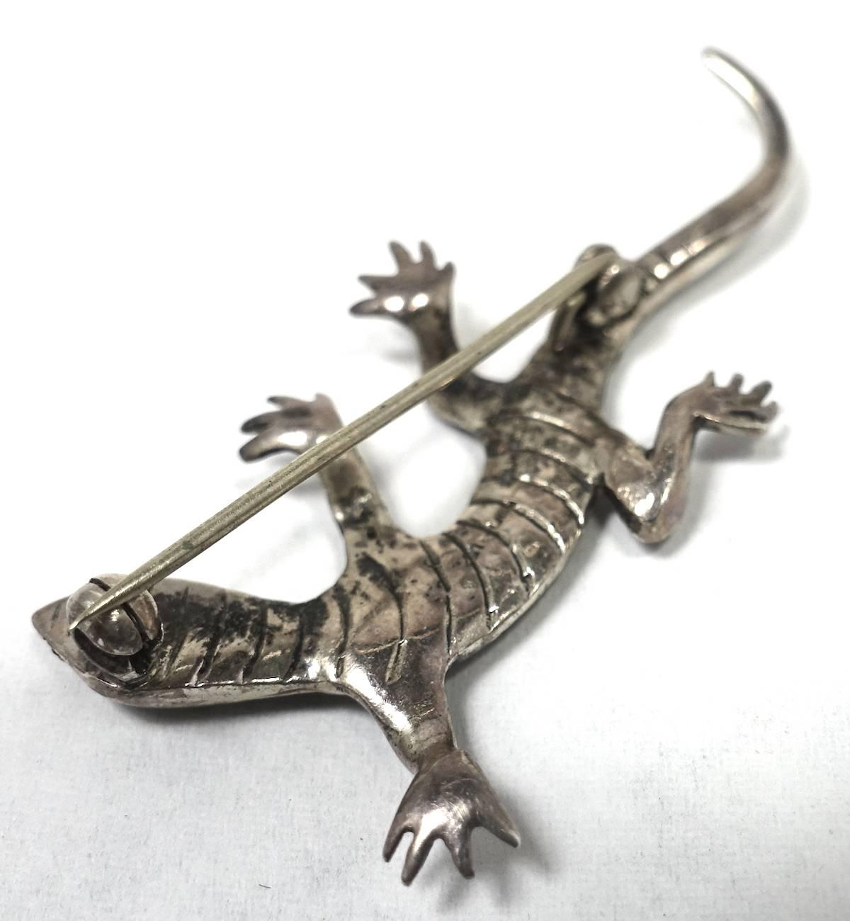 This vintage brooch features an alligator with marcasites in a sterling silver setting.  This brooch measures 1-3/4” x 1” and is in excellent condition.