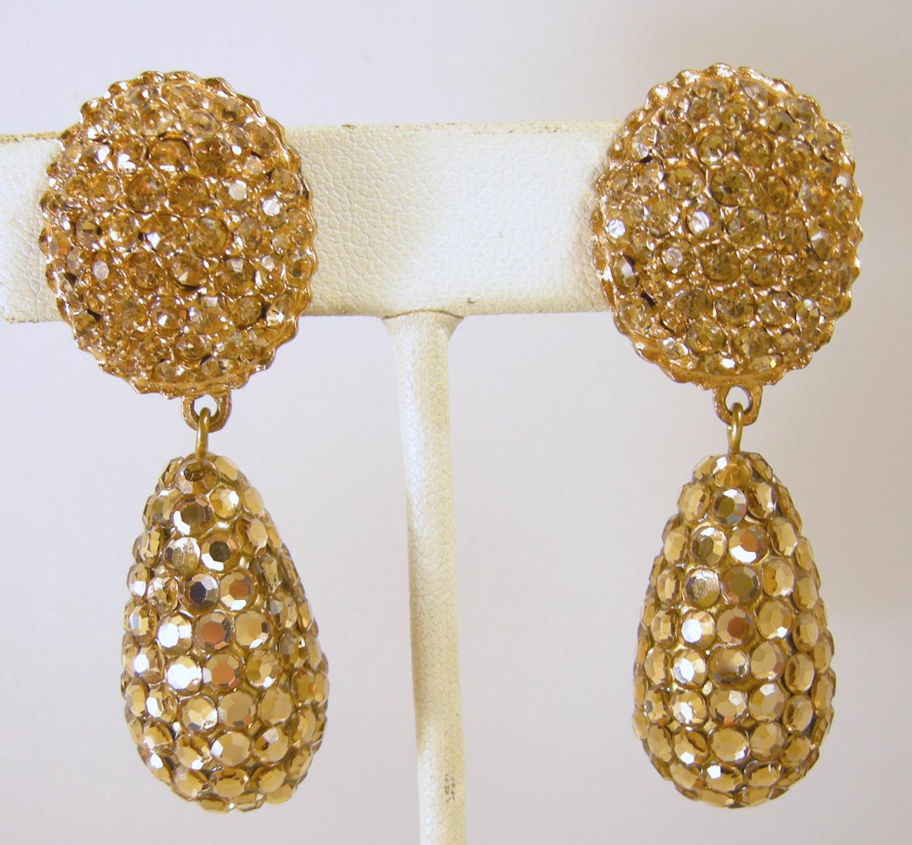 Vintage 60s Gold Tone Rhinestone Drop Earrings In Excellent Condition For Sale In New York, NY