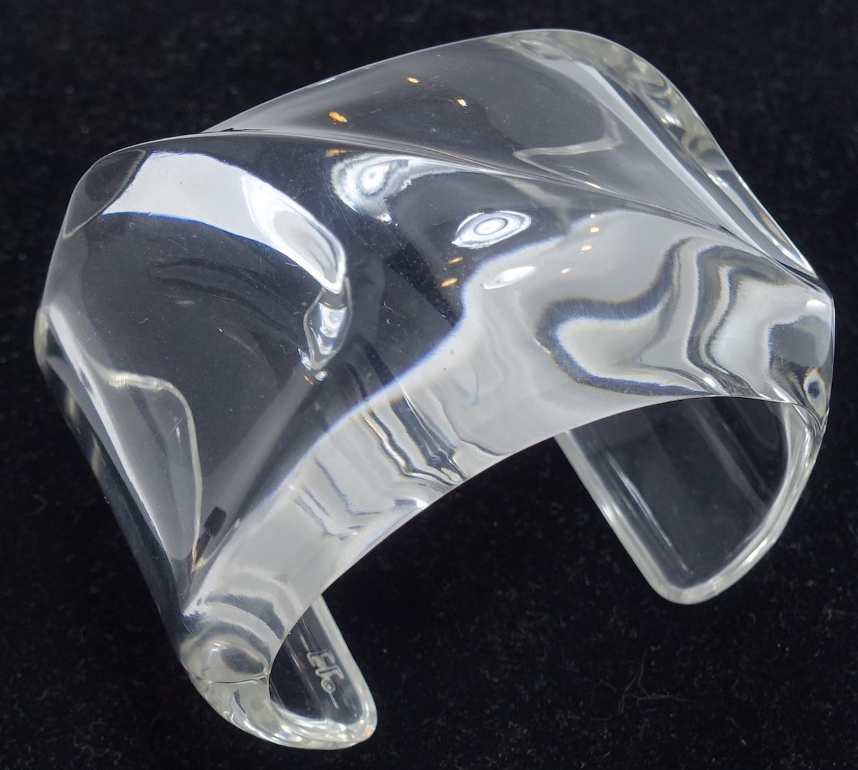 This vintage signed “EL” cuff bracelet features an amorphic design in a heavy Lucite setting.  This piece measures 6-3/4” x 2” and is signed “EL”. It is in excellent condition.