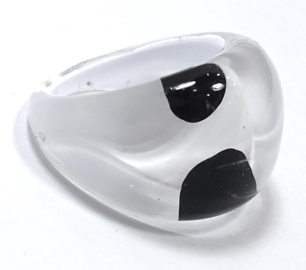 Vintage 1960s Black & White Lucite Ring In Excellent Condition For Sale In New York, NY