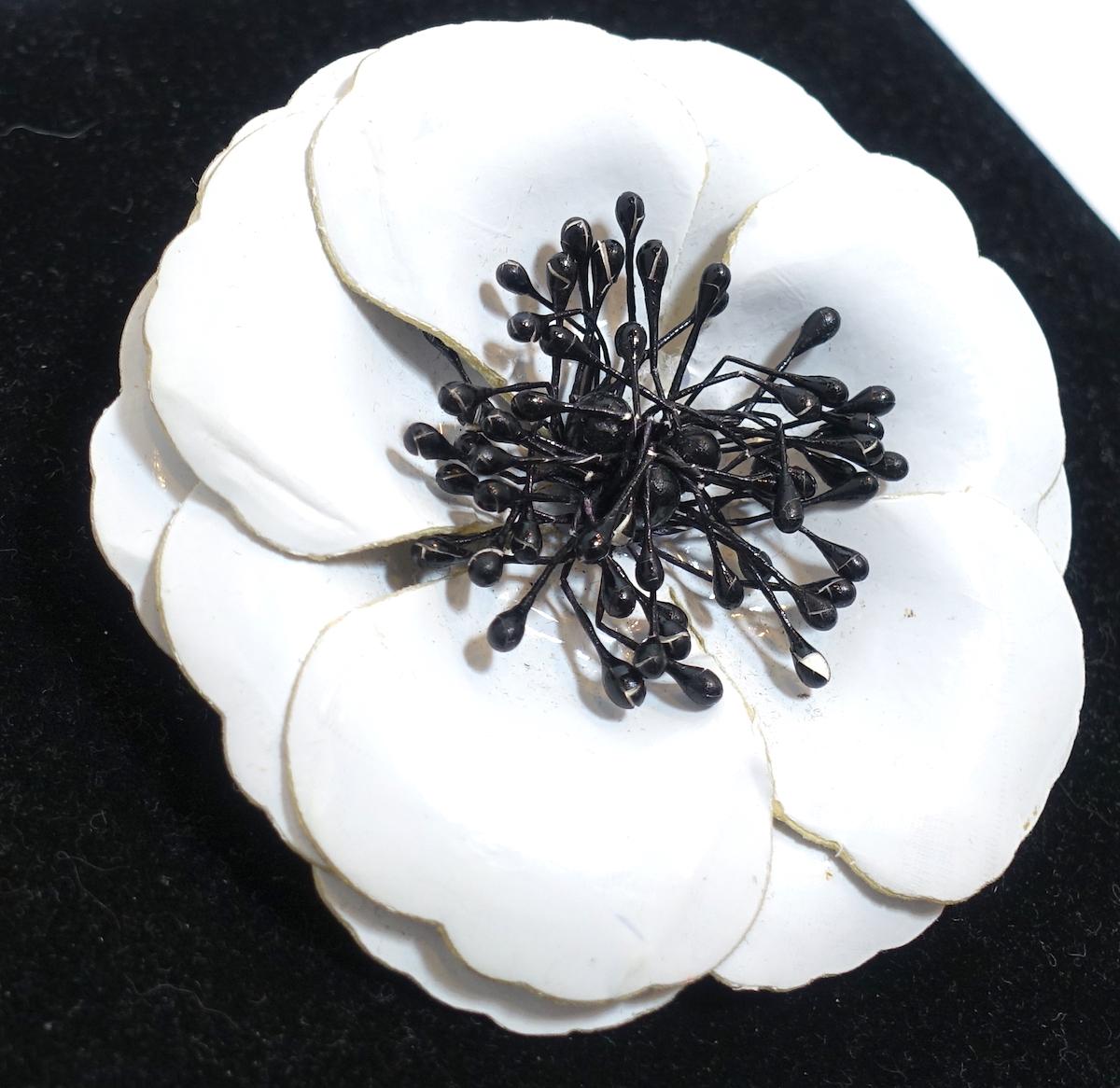 Vintage Anne Fontaine Italy Black & White Floral Brooch In Excellent Condition In New York, NY