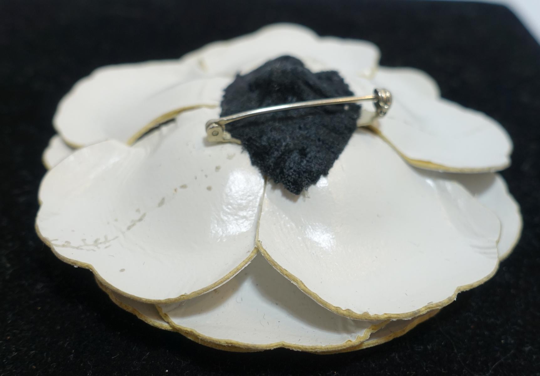 Vintage Anne Fontaine Italy Black & White Floral Brooch 3