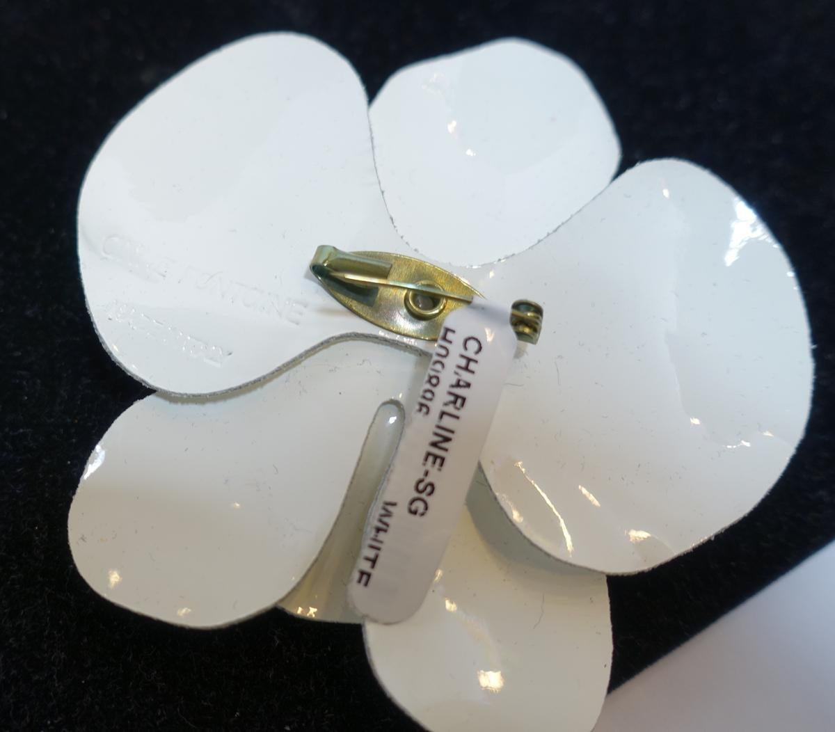 Vintage Signed Anne Fontaine Italy White Vinyl Floral Brooch In Excellent Condition In New York, NY