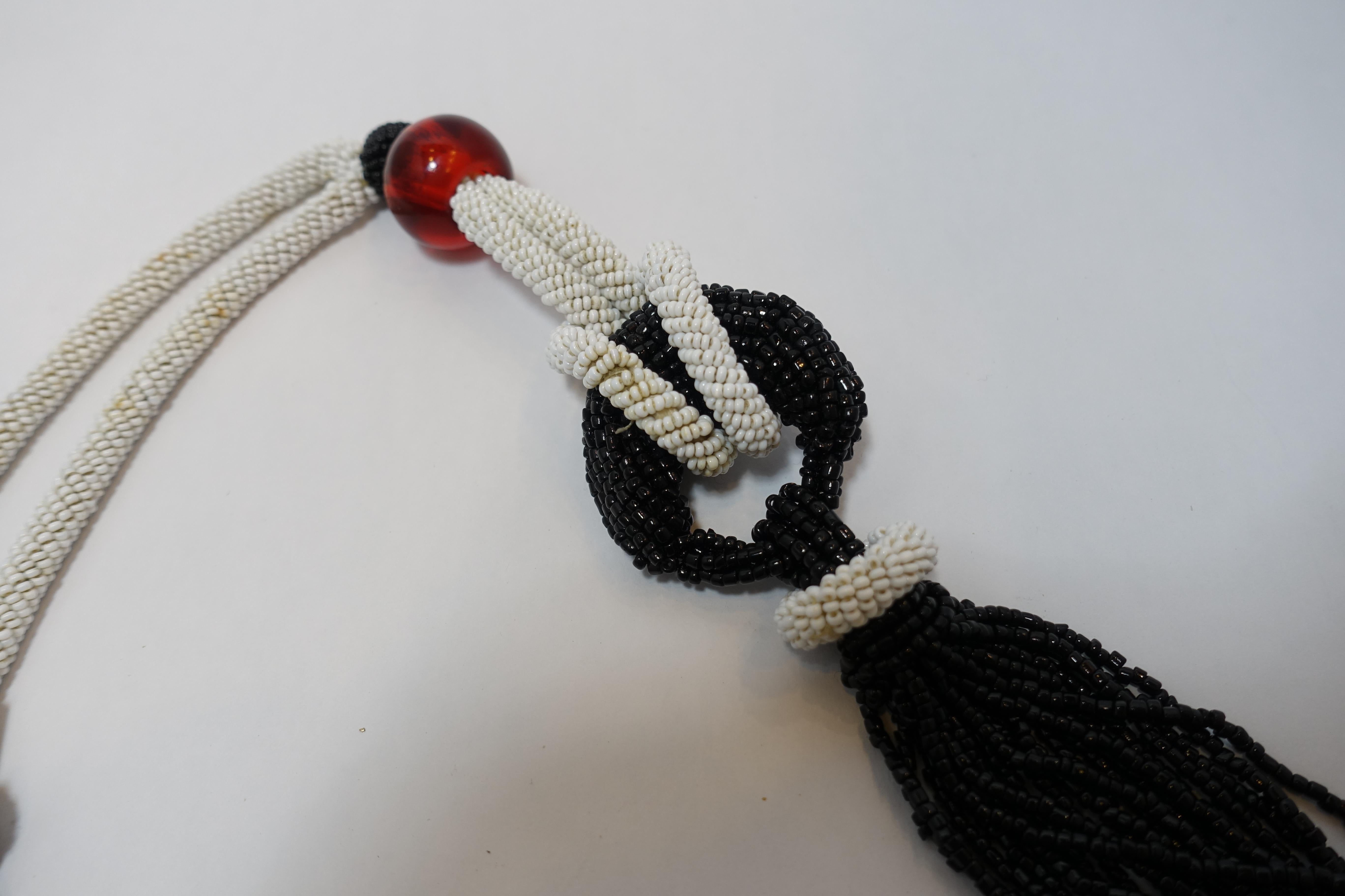 Vintage Flapper 1920s Black, White & Red Beaded Tassel Necklace In Excellent Condition For Sale In New York, NY